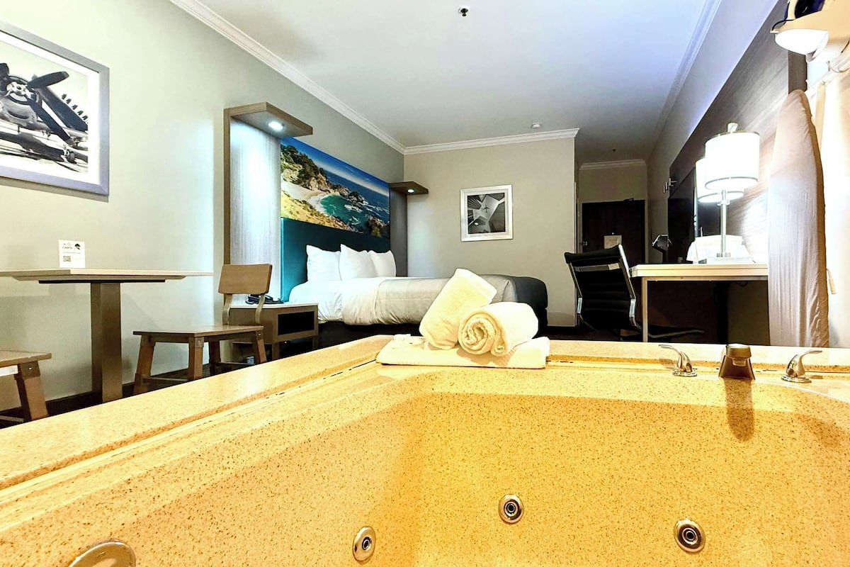 Kamar, 1 Tempat Tidur King, bathtub | Brankas, meja kerja, ruang kerja ramah laptop, dan tirai kedap cahaya