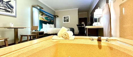 Chambre, 1 très grand lit, baignoire