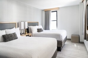 Egyptian cotton sheets, premium bedding, pillow-top beds, in-room safe - Hotel Saint Clair- Magnificent Mile (Chicago)