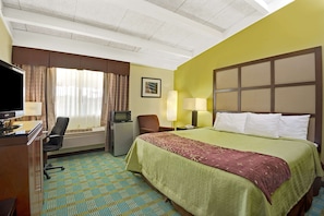 Standard Room, 1 King Bed | Pillow-top beds, desk, blackout curtains, iron/ironing board