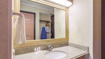 Bañera con ducha, artículos de tocador gratuitos, secador de pelo