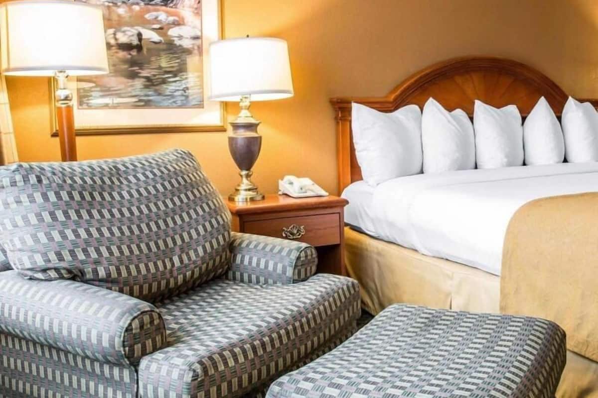 高档床上用品、迷你吧、办公桌、遮光窗帘