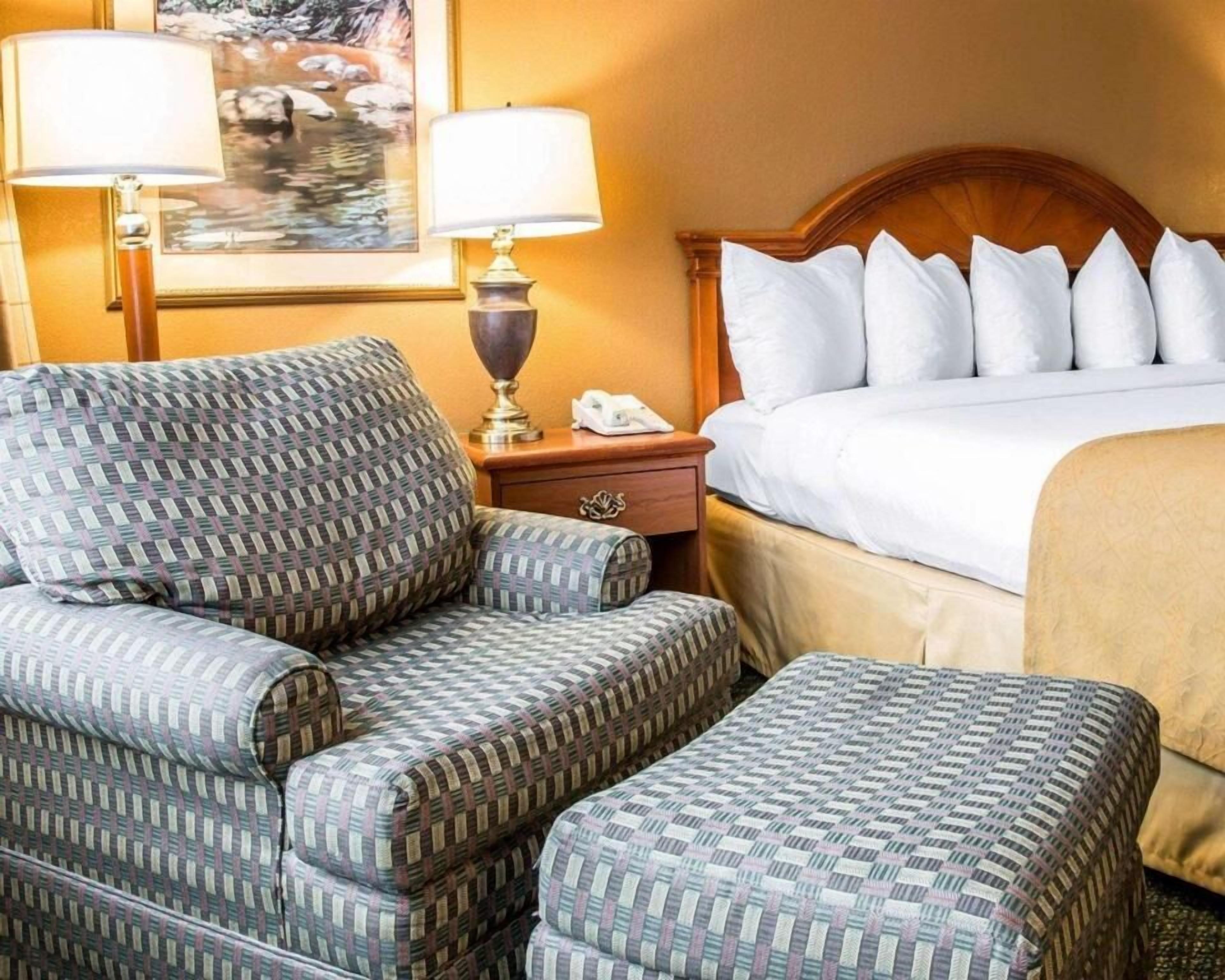 Premium bedding, minibar, desk, blackout curtains