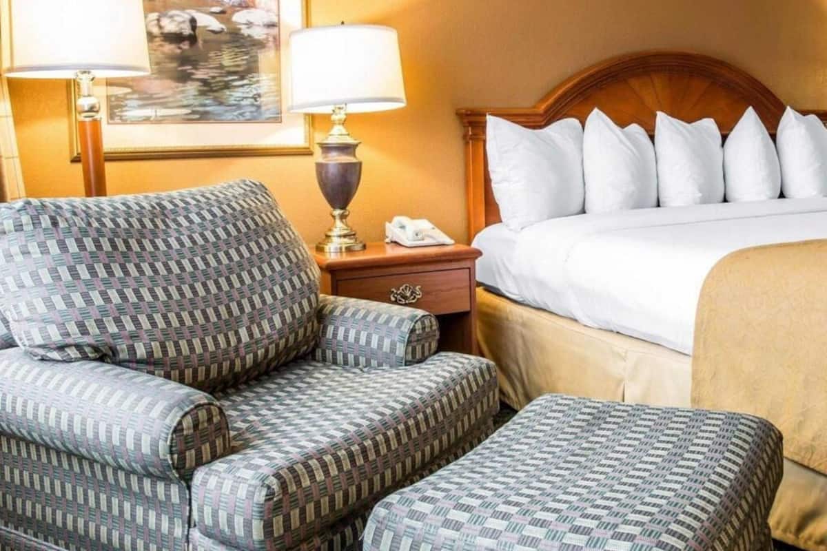 高档床上用品、迷你吧、办公桌、遮光窗帘