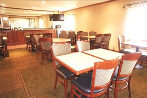 Free daily continental breakfast - La Quinta Inn by Wyndham Detroit Southgate (Southgate)