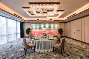 3 間餐廳；供應早餐、午餐、晚餐；中國菜