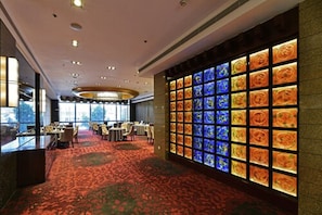 3 restaurants, breakfast, lunch, dinner served; Chinese cuisine