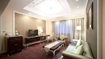 Executive Suite | Free minibar items, in-room safe, desk, blackout drapes