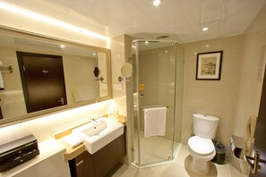 Badewanne und Dusche (separat), Regendusche, kostenlose Toilettenartikel