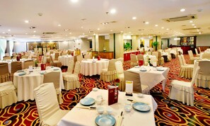 Daily buffet breakfast (CNY 88 per person)