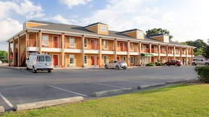 A motel with a two-story structure, multiple rooms, and a parking lot. - Quality Inn Albertville US 431 (Albertville)