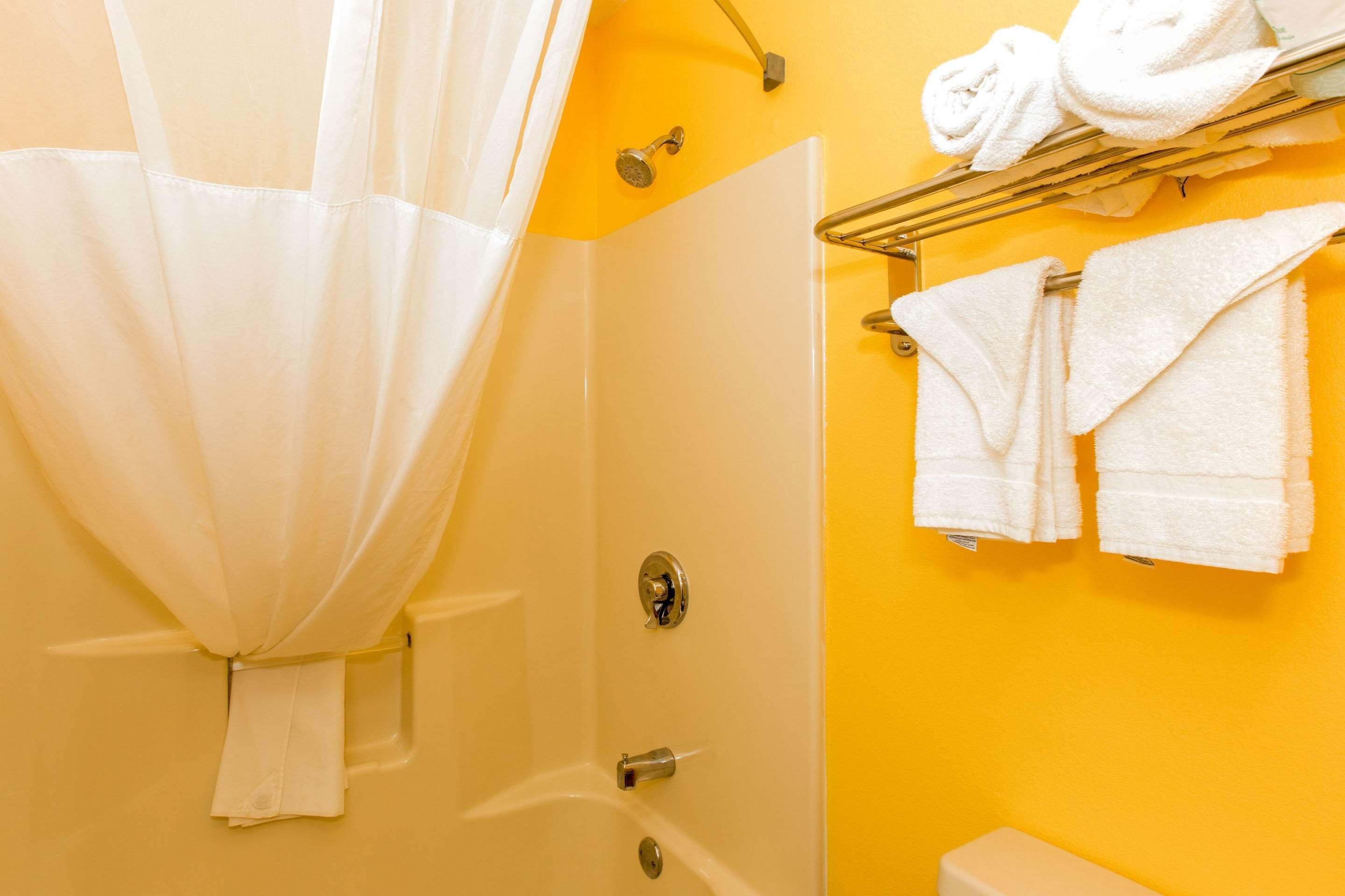 Standaard kamer, 2 tweepersoonsbedden, niet-roken | Badkamer | Een haardroger, handdoeken