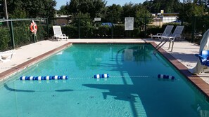 Una piscina al aire libre de temporada