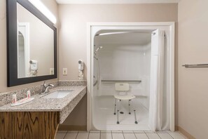 Zimmer, barrierefrei, Nichtraucher | Badezimmer | Duschwanne, Komfortbadewanne, kostenlose Toilettenartikel, Haartrockner