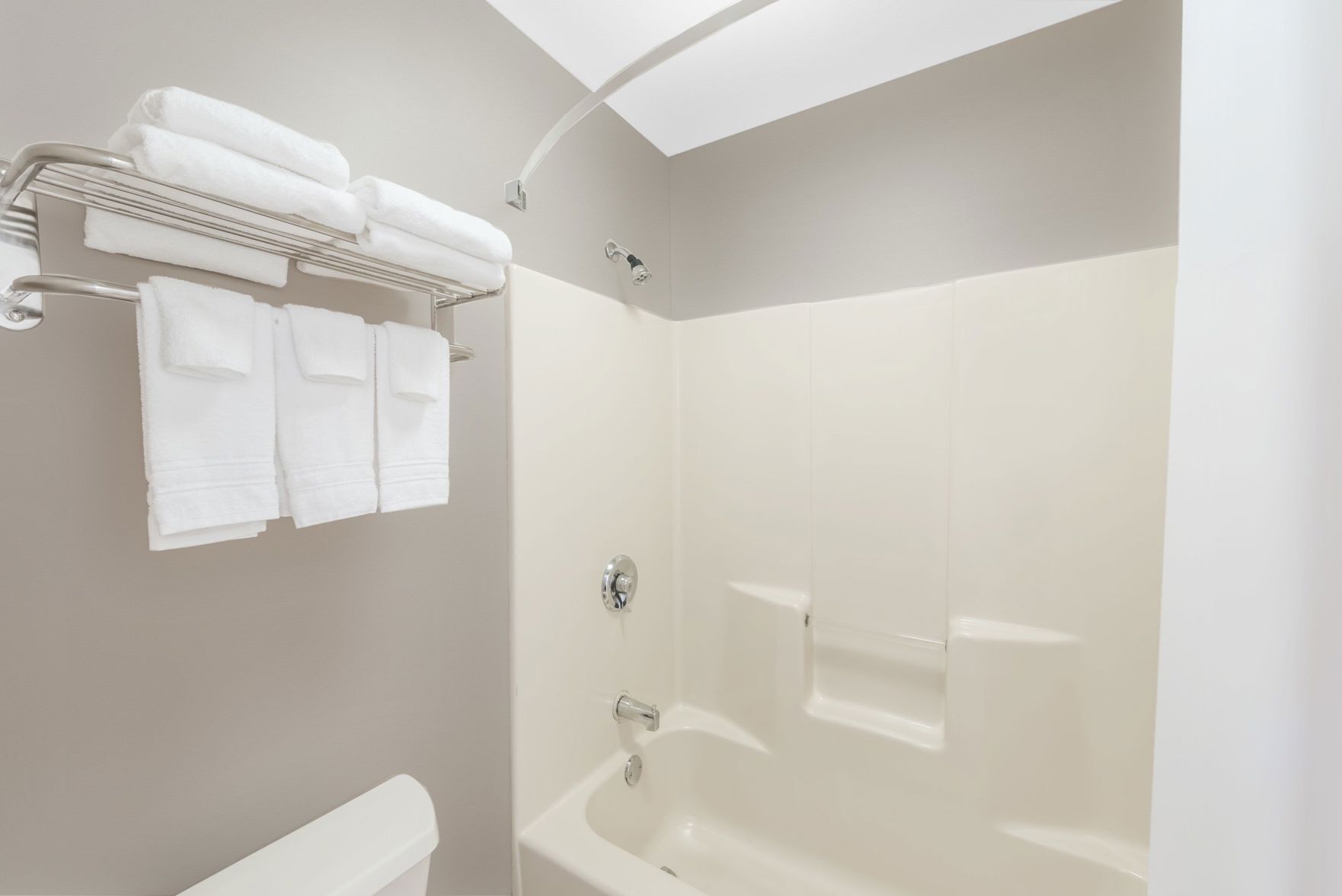 Baño | Tina con regadera, tina profunda, amenidades de baño gratuitas 