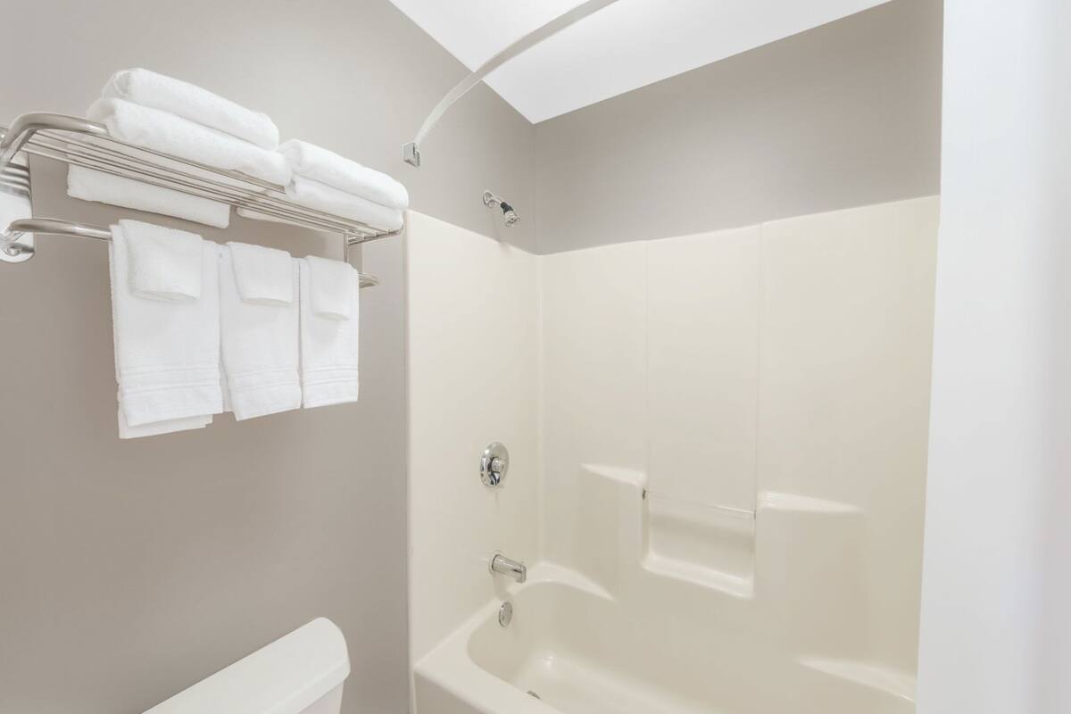 Baño | Tina con regadera, tina profunda, amenidades de baño gratuitas