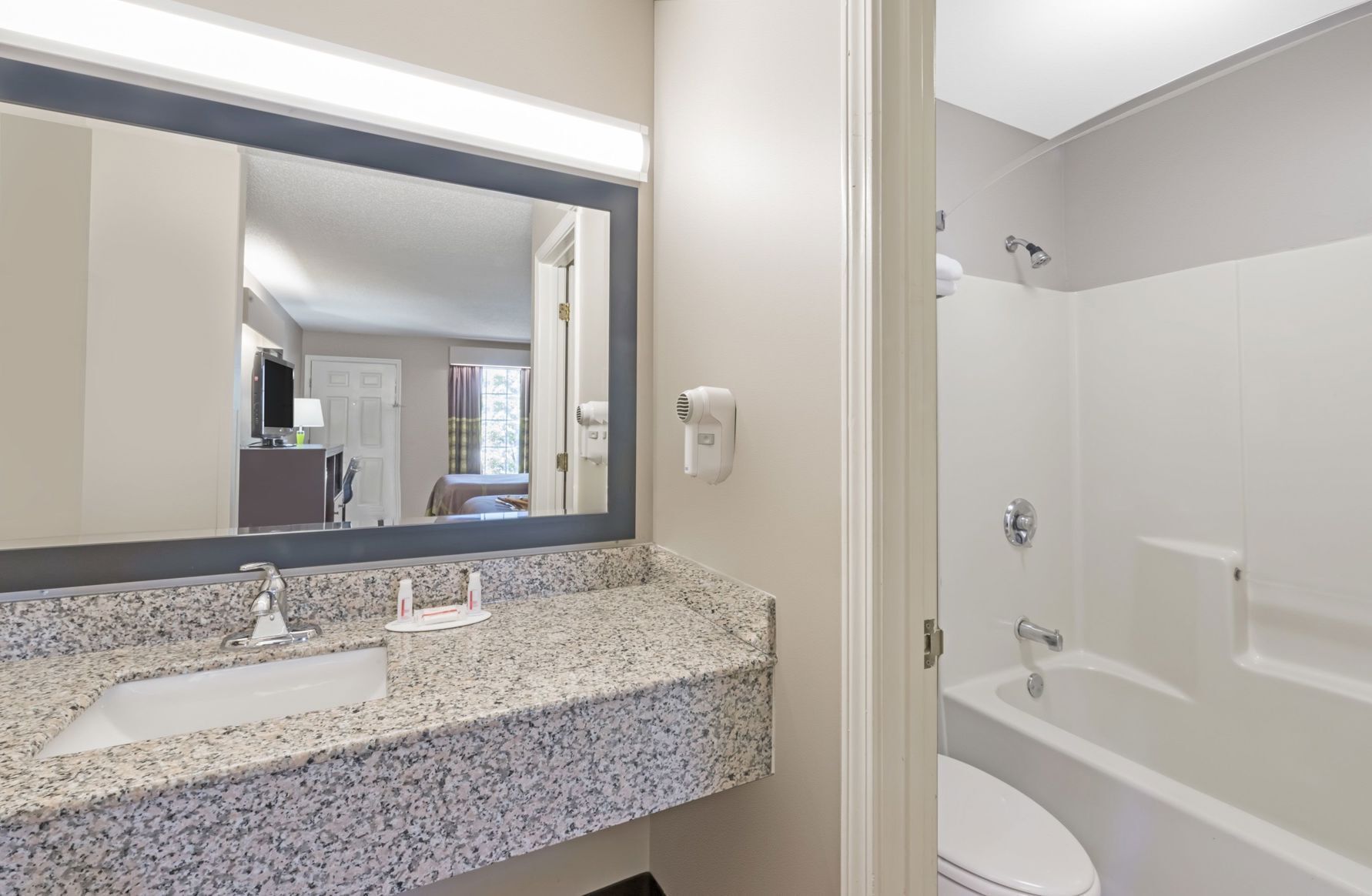 Baño | Tina con regadera, tina profunda, amenidades de baño gratuitas 