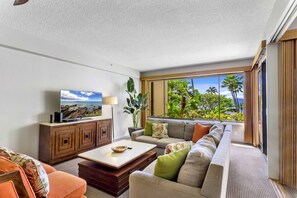 Suite, 2 Bedrooms | Living area