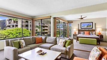 Suite, 3 slaapkamers | Een kluis op de kamer, een bureau, beddengoed