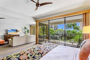 Caja de seguridad en la habitación, escritorio y ropa de cama