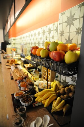 Tägliches Frühstücksbuffet (15 EUR pro Person)