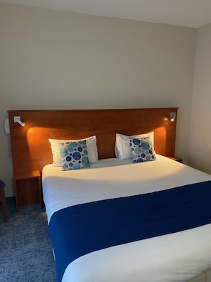 Habitación clásica con 1 cama doble o 2 individuales | 1 dormitorio, ropa de cama de alta calidad, minibar y escritorio