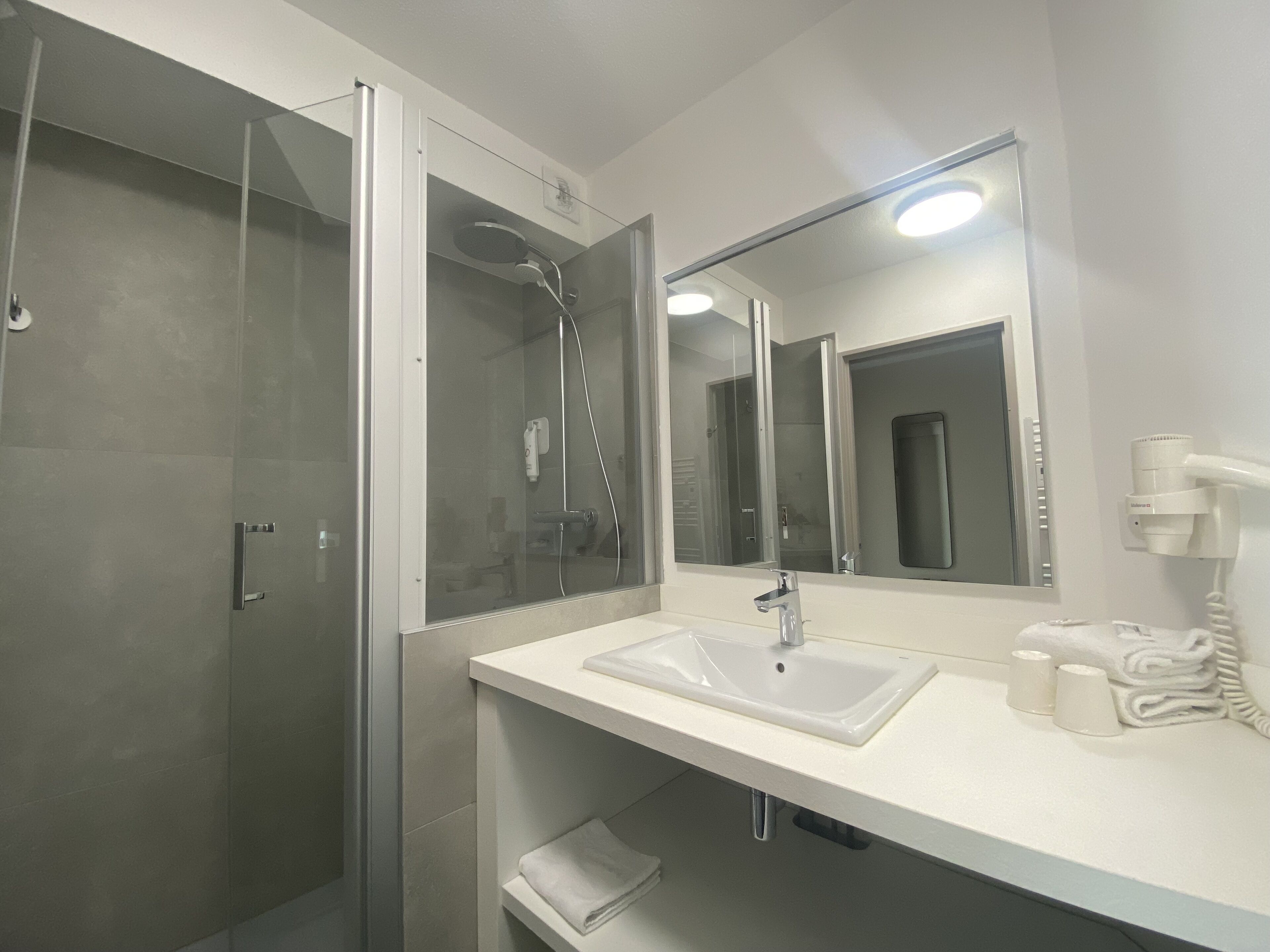 comfort double room, harbour view | bathroom | free toiletries, hair dryer, towels, soap