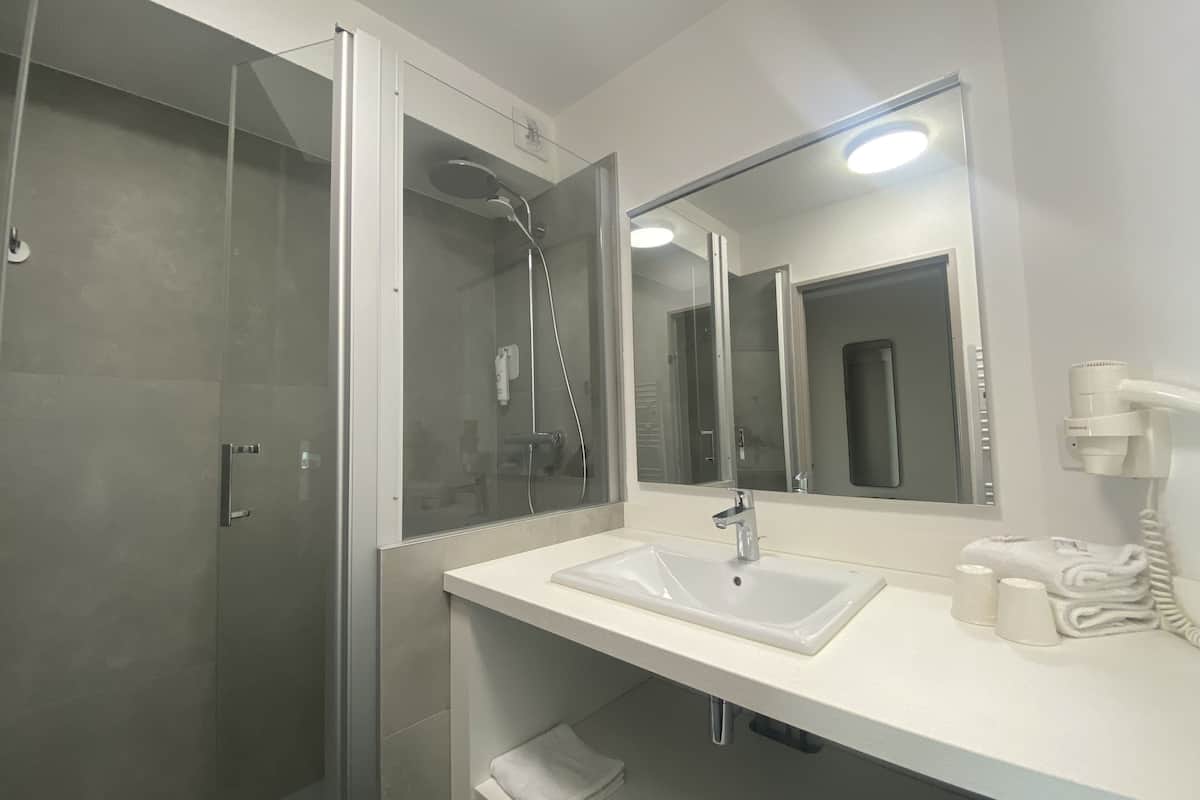 comfort double room, harbour view | bathroom | free toiletries, hair dryer, towels, soap
