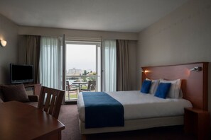 Comfort Double Room, Harbour View | Peralatan tempat tidur premium, bar mini, meja 