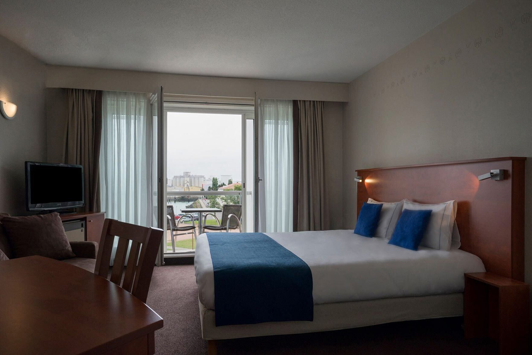 Ropa de cama de alta calidad, minibar, escritorio y cortinas blackout 