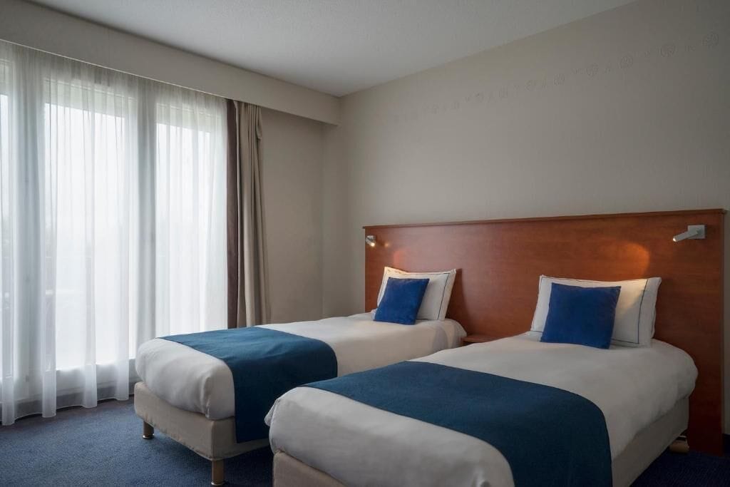 Premium bedding, minibar, desk, blackout drapes