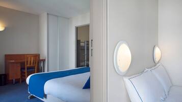 Chambre Triple Supérieure, chambres communicantes | Literie de qualité supérieure, minibar, bureau, rideaux occultants