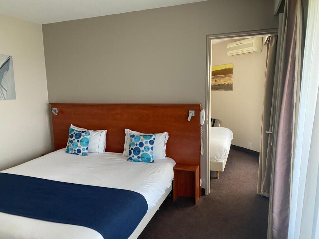 Premium bedding, minibar, desk, blackout drapes