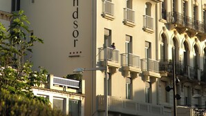 Un immeuble à plusieurs étages, sur lequel on peut lire l’inscription « Le Windsor », et doté de balcons.