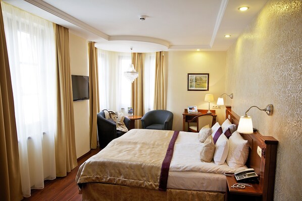 Superior Double Room, 1 Bedroom | In-room safe, desk, laptop workspace, free WiFi