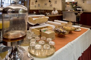 Breakfast buffet - Gold Hotel Budapest (Budapest)