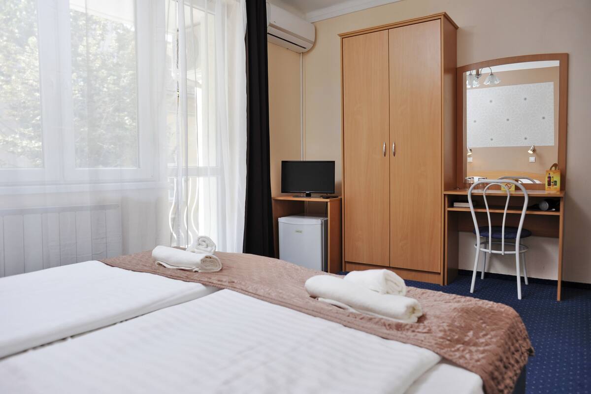 Superior Double Room | Peralatan tempat tidur hipoalergenik, tilam berlapik, bar mini 
