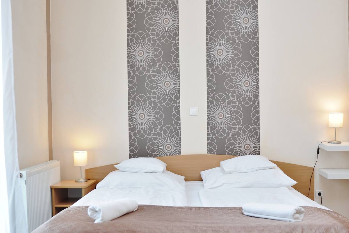 Basic Twin Room, 2 Katil Bujang (Single) | Peralatan tempat tidur hipoalergenik, tilam berlapik, bar mini 