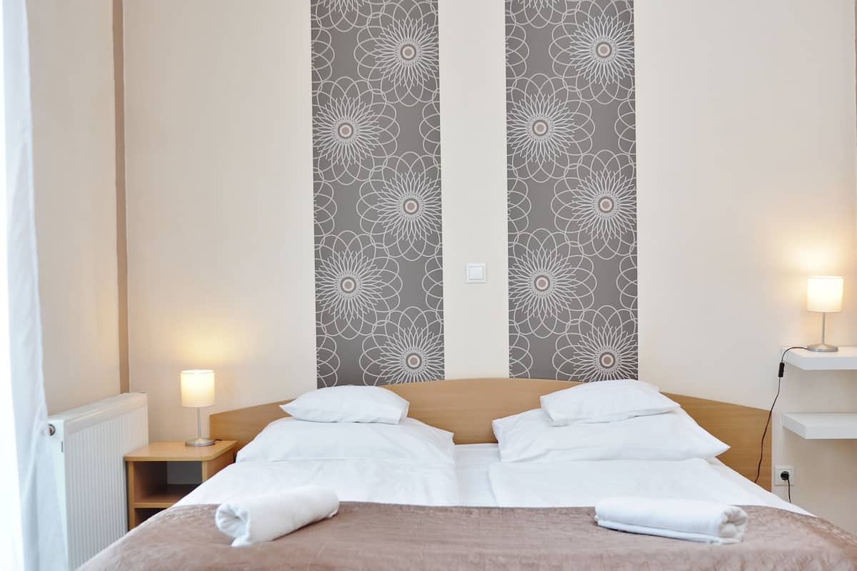 Basic Twin Room, 2 Twin Beds | Hypo-allergenic bedding, pillowtop beds, minibar, in-room safe