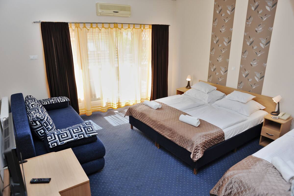Quadruple Room | Peralatan tempat tidur hipoalergenik, tilam berlapik, bar mini 