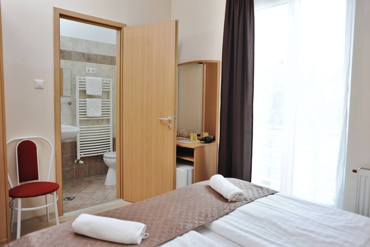 Standard Room | Peralatan tempat tidur hipoalergenik, tilam berlapik, bar mini 