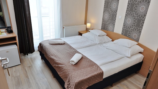 Standard Room | Hypo-allergenic bedding available, pillowtop beds, minibar, in-room safe - Hotel Papillon (Budapest)