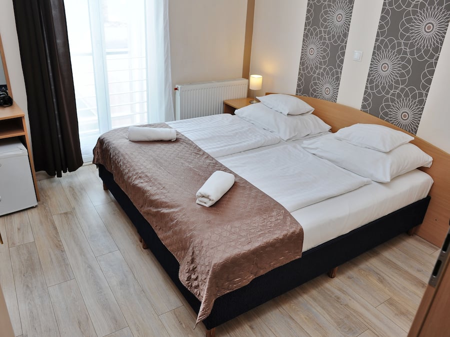 Standard Room | Hypo-allergenic bedding, pillowtop beds, minibar, in-room safe