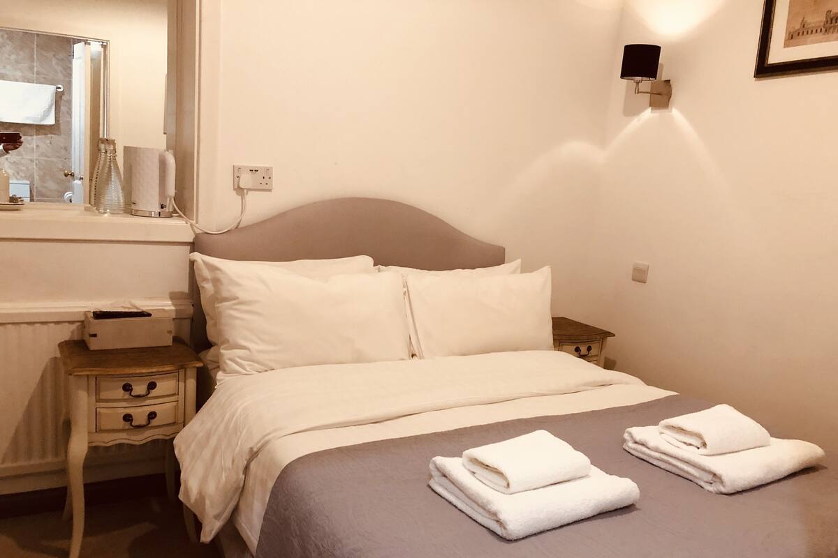 Quarto casal econômico, sem janelas | Ferros/tábuas de passar roupa, Wi-Fi de cortesia, roupa de cama