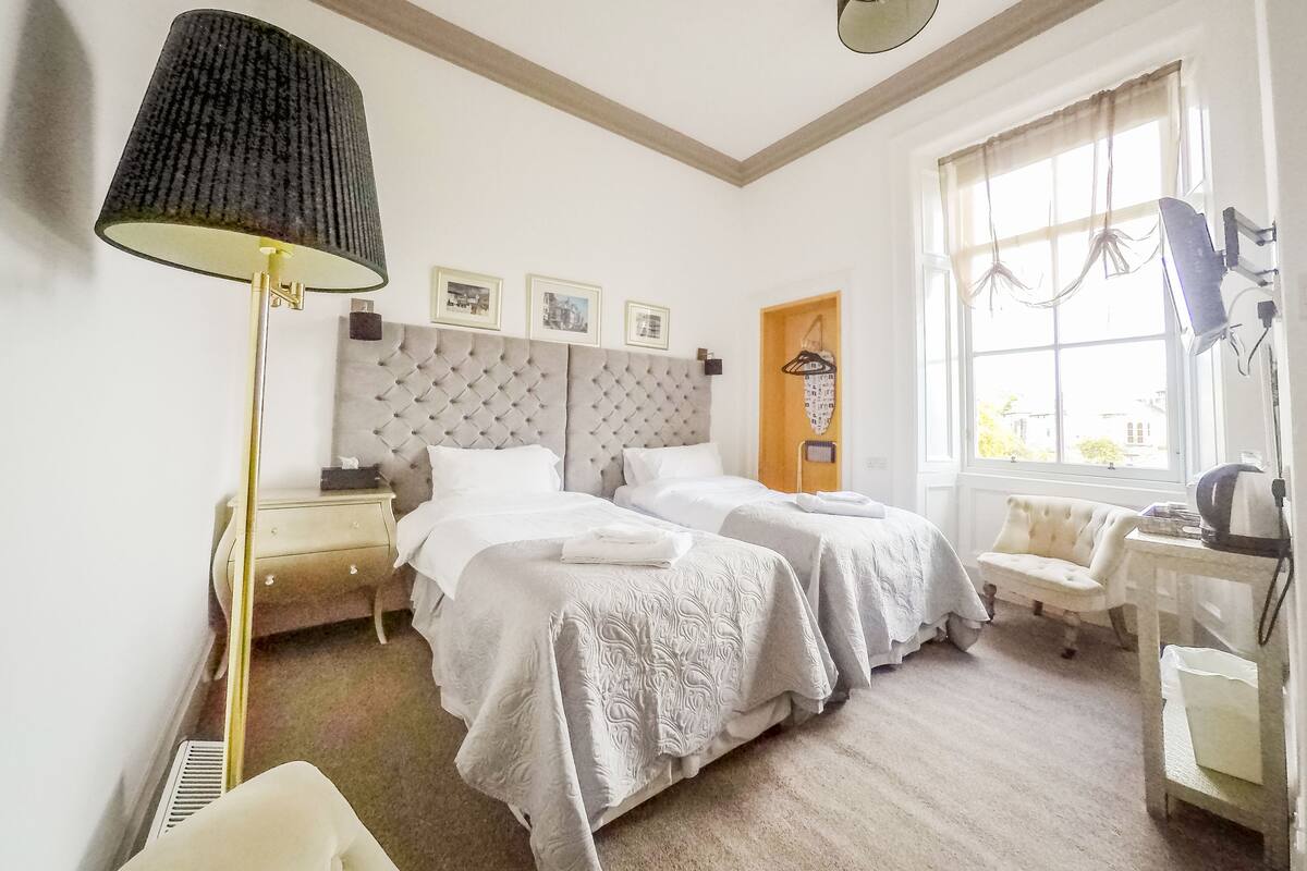 Quarto duplo conforto | Ferros/tábuas de passar roupa, Wi-Fi de cortesia, roupa de cama