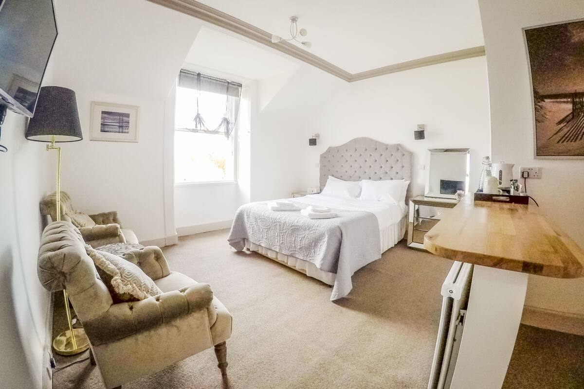 Quarto casal conforto | Ferros/tábuas de passar roupa, Wi-Fi de cortesia, roupa de cama