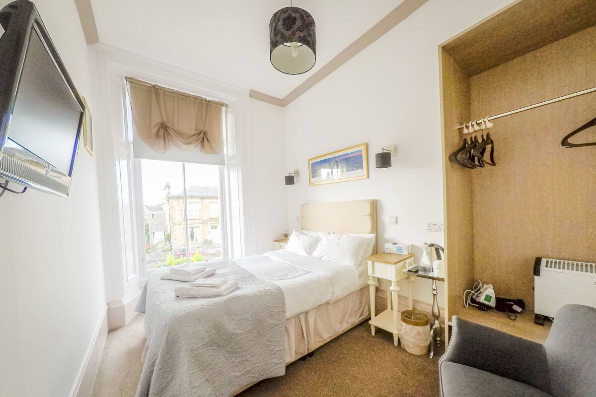 Ferros/tábuas de passar roupa, Wi-Fi de cortesia, roupa de cama