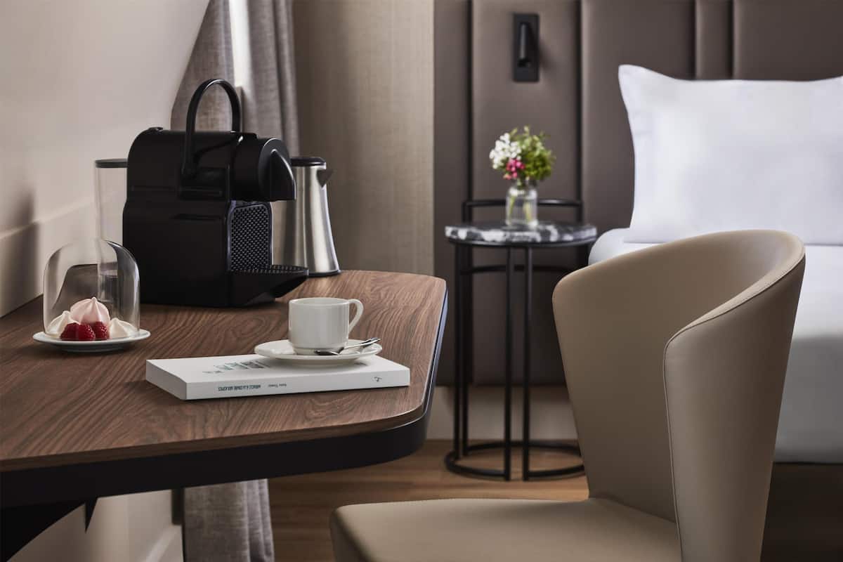 1 camera, minibar, una scrivania, tende oscuranti