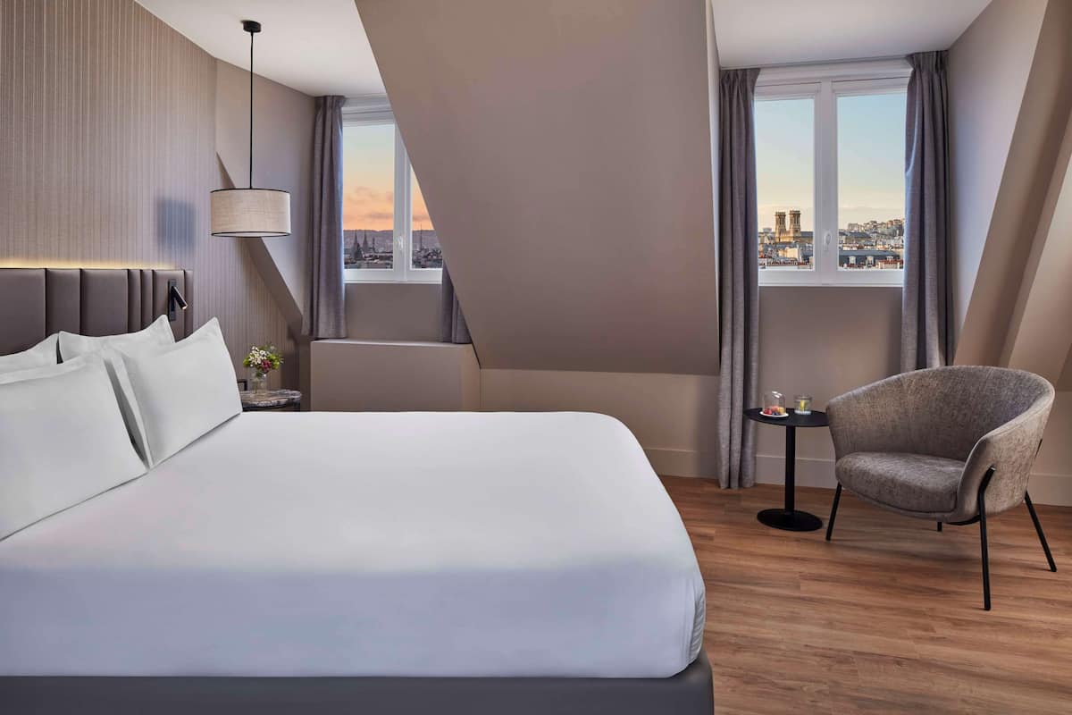 Minibar, desk, blackout drapes, soundproofing