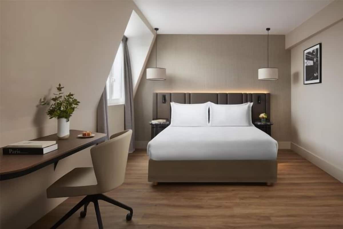 Een minibar, een bureau, verduisterende gordijnen, geluiddichte muren